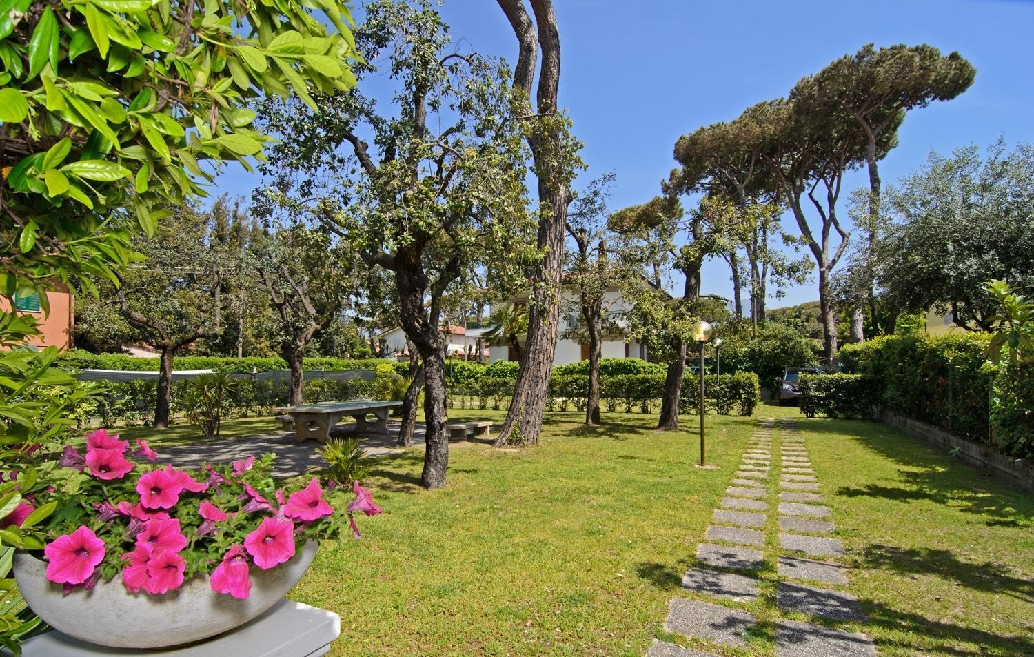 Hotel Nettuno Marina di Pietrasanta Exterior photo