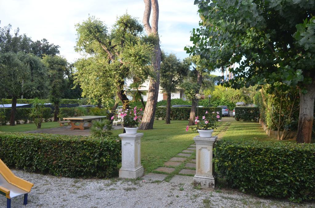 Hotel Nettuno Marina di Pietrasanta Exterior photo