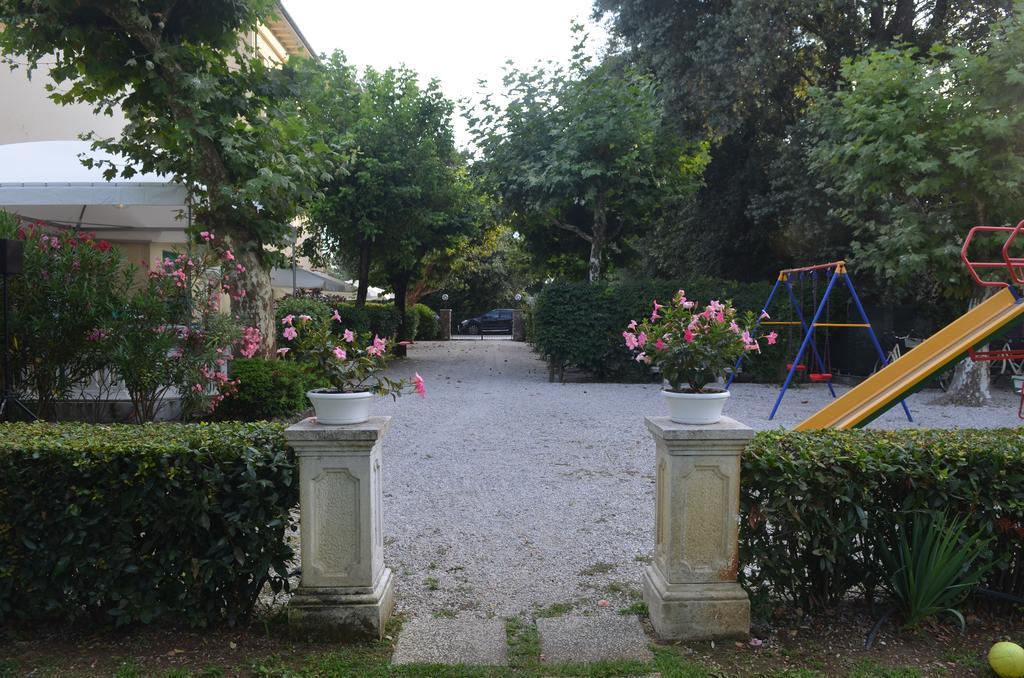 Hotel Nettuno Marina di Pietrasanta Exterior photo